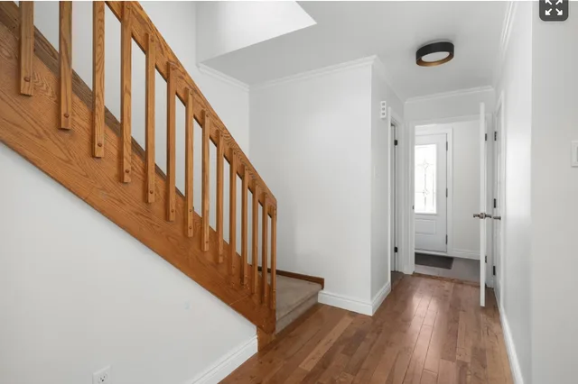 Townhouse close to Lakeshore hospital and public transportation